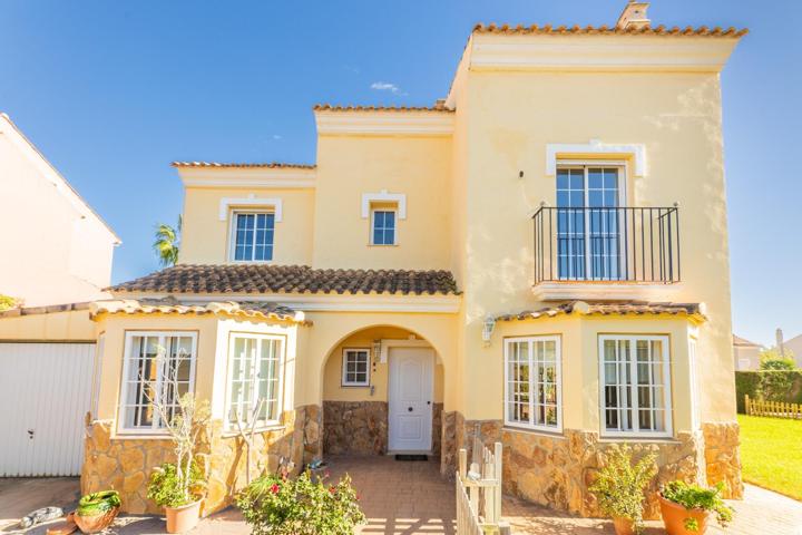 Exclusivo chalet independiente en Urbanización Alfinach – Seguridad, naturaleza y comodidad a un paso de Valencia photo 0