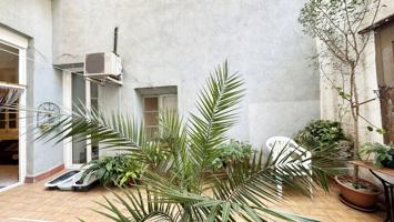 Encantador dúplex de 105 m² en finca señorial del año 1800 en pleno centro de Barcelona photo 0