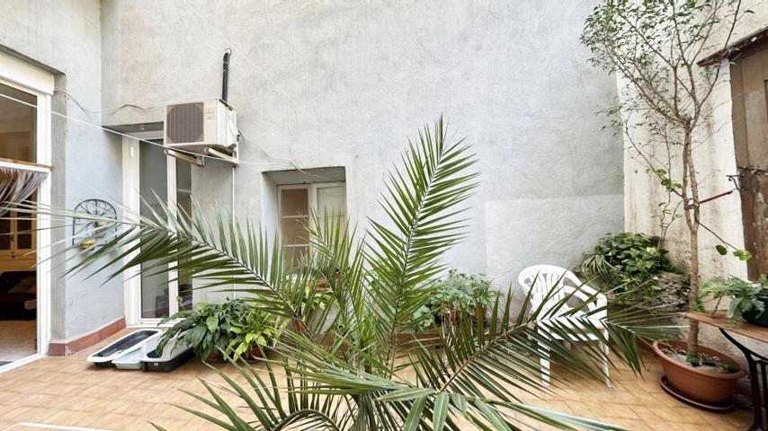 Encantador dúplex de 105 m² en finca señorial del año 1800 en pleno centro de Barcelona photo 0