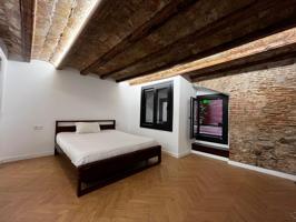 Dúplex reformado en El Born – Exclusividad y diseño en el corazón de Barcelona photo 0