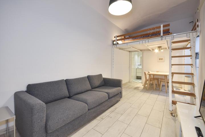 ¡Oportunidad única en Sants-Montjuïc! Piso de 72 m² con patio y altillo photo 0