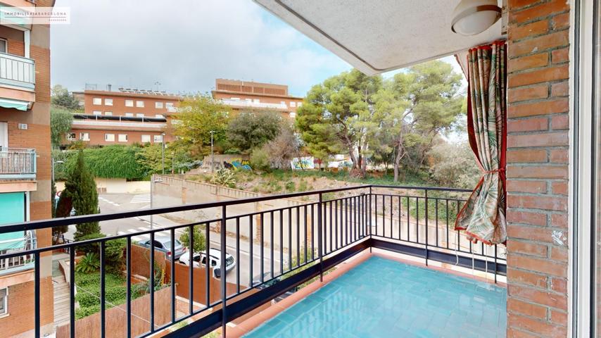 Exclusivo piso exterior en La Font d’en Fargues con gran balcón y piscina comunitaria photo 0