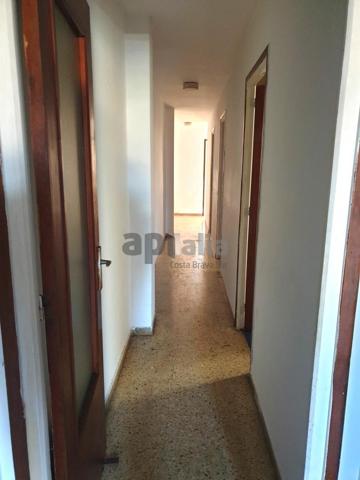 ¡Oportunidad única en el centro de Lloret de Mar! Piso amplio con mucho potencial para reformar a tu photo 0