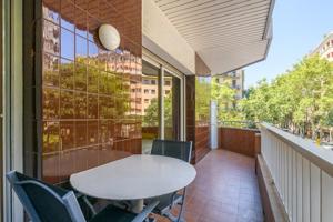 Tu nueva vida en familia empieza aquí – Piso amplio con balcón en Sant Antoni, uno de los barrios con más alma de Barcelona photo 0