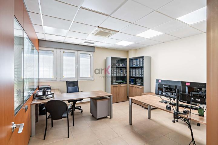 OFICINA EN VENTA CON 102 M2 CON POSIBILIDAD DE AMPLIAR HASTA 246M2 - EN EL EJIDO (ALMERÍA) photo 0