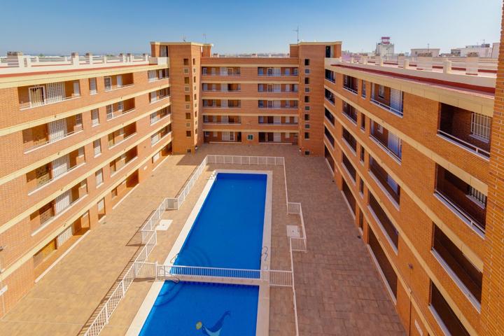 APARTAMENTO DE 2 DORMITORIOS CON PISCINA COMUNITARIA Y A 300M DE LA PLAYA photo 0