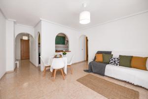 Apartamento de dos dormitorios en residencial con piscina photo 0