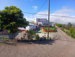 Venta de finca con viviendas y terrenos en Moya photo 0