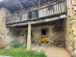 CONJUNTO DE CASA Y CUADRA PARA REHABILITAR CON UN PEQUEÑO JARDÍN EN HELGUERAS, VAL DE SAN VICENTE photo 0