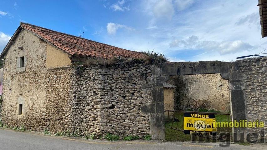 Se vende gran propiedad en Colombres: casa con corralada, cuadra y terreno photo 0