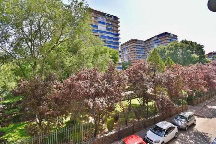 Parque de Cataluña- 4 habitaciones y 2 baños. De esquina con terraza. photo 0