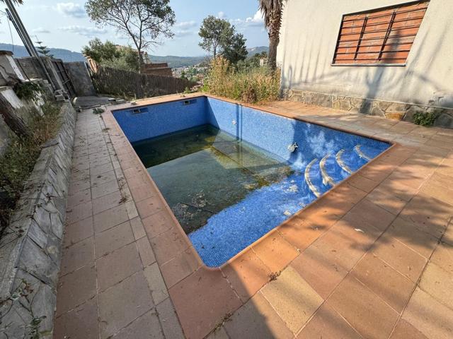 Casa en venta en Canyelles, zona California – 325 m², jardín y piscina privada, semi reformada photo 0