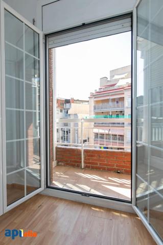 Te presentamos un piso de 55m² situado junto a Ángel Guimerà photo 0