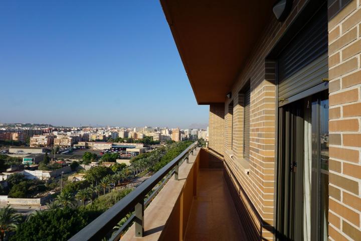 415 Acogedora vivienda semi nueva, amueblada y con dos plazas de garaje en Alicante photo 0