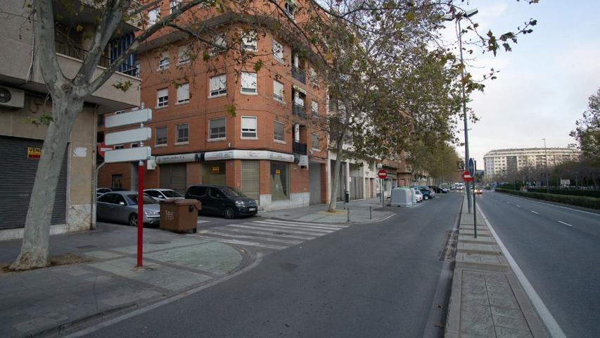 Alquiler o venta de Local en Avenida de Ronda buena ubicación para cualquier tipo de negocio. photo 0