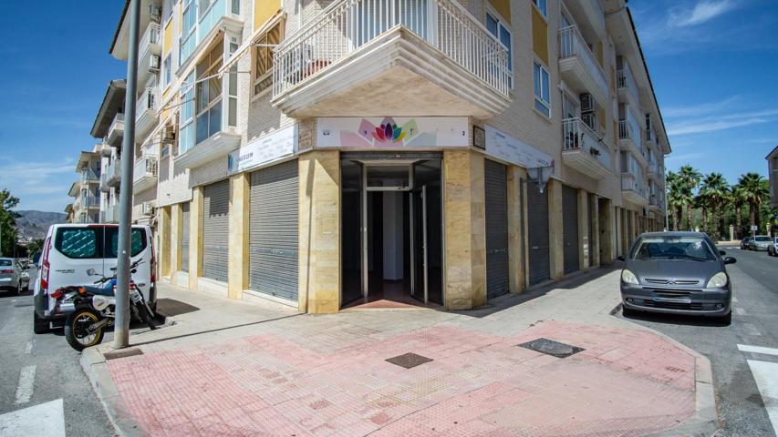 Amplio y luminoso local comercial, ideal para múltiples usos photo 0