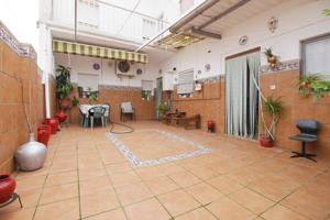 Edificio con cochera-local y dos pisos en venta en Villanueva de la Serena photo 0
