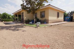 Chalet con piscina en venta en Las Arenas - Don Benito photo 0