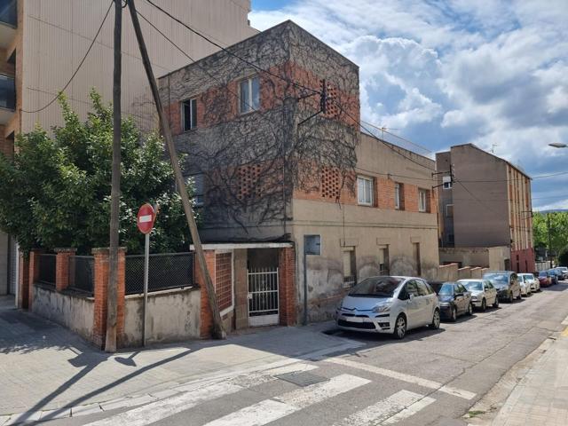 VENTA CASA EN IGUALADA ZONA PASSEIG VERDAGUER DOS PISOS INDEPENDIENTES, GARAJE Y JARDÍN!! photo 0