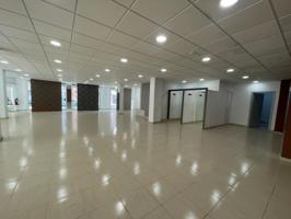 VENTA O ALQUILER LOCAL COMERCIAL EN VILANOVA DEL CAMÍ ZONA CAMP DEL REI 236m2!! photo 0