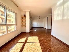 Gran piso con tres dormitorios y terraza en el centro de Almería photo 0