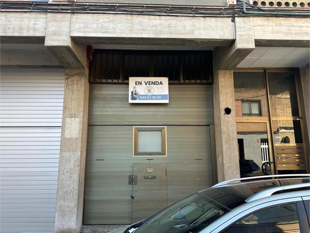 Garaje en venta con espacio ideal para taller o almacén. photo 0
