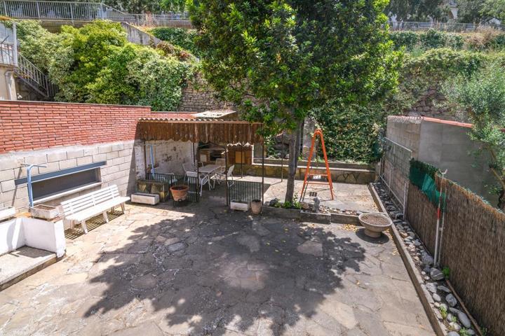 Casa de tres plantas, con patio espacioso, en Manresa photo 0