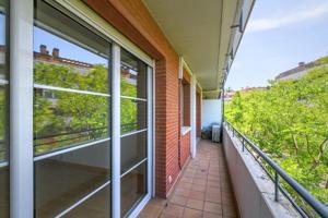 Piso con balcón, piscina y parking en Ametllers – ¡tocando la zona universitaria! photo 0