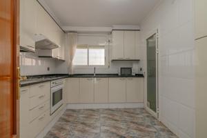 Amplia vivienda de 4 habitaciones en venta en la Font dels Capellans. photo 0