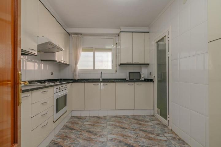 Amplia vivienda de 4 habitaciones en venta en la Font dels Capellans. photo 0