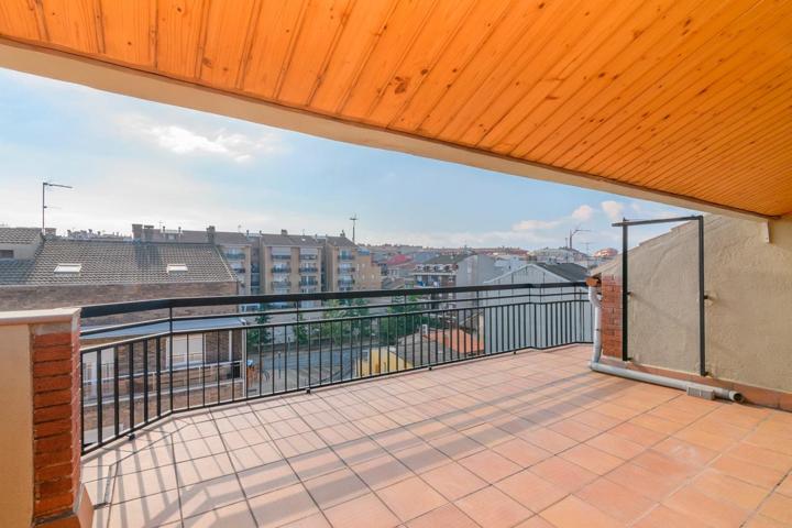 ÁTICO EN VENTA EN MANRESA – ¡AMPLITUD, LUZ, TERRAZA Y VISTAS A MONTSERRAT! photo 0