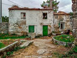 Casa con terreno para reformar a 700m del paseo marítimo de Corme photo 0