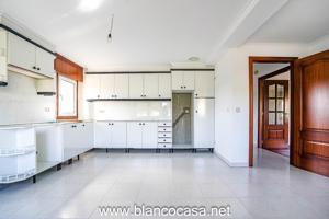 ¡¡EDIFICACIÓN de 2 VIVIENDAS +SÓTANO+ BAJO COMERCIAL y con amplio TERRENO en Bertoa(Carballo)!! photo 0