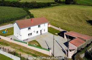 ESTUPENDA CASA con TERRENO y ALPENDRES en A Laracha(A Coruña) photo 0