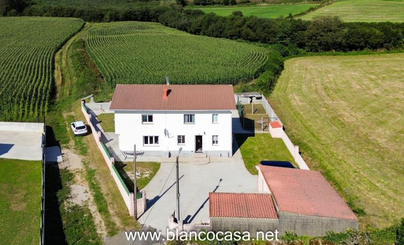 ESTUPENDA CASA con TERRENO y ALPENDRES en A Laracha(A Coruña) photo 0