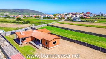 ¡ Dos CONSTRUCCIONES en un  TERRENO de 3011 m2  con VISTAS al MAR EN MALPICA de BERGANTIÑOS por 129.900€.! photo 0