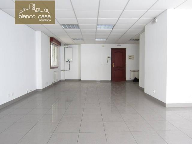 Alquiler de local para oficina de 66m2 en calle peatonal y comercial por 385€-mes photo 0