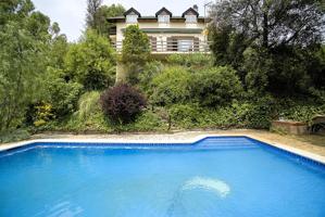 Casa con piscina en Corbera de Llobregat. photo 0
