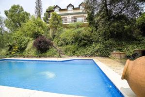 Casa con piscina en Corbera de Llobregat. photo 0