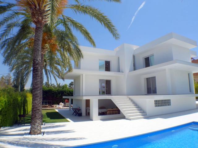 Exclusiva villa unifamiliar con personal diseño, esta ubicada en zona Rincon de Loix. photo 0