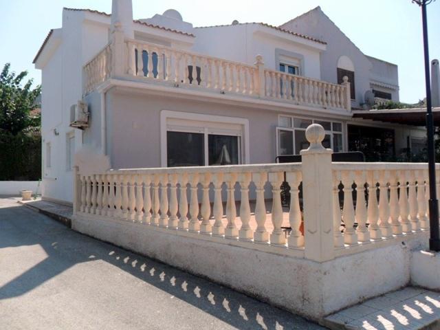 Bonito chalet pareado reformado con altas calidades en privada residencial en Rincón de Loix. photo 0