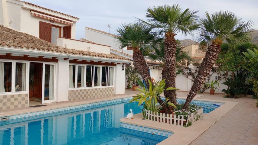 Gran chalet independiente en lujosa urbanización Rocas Blancas con piscina privada y amplia parcela. photo 0
