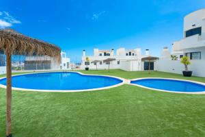 SE VENDE VILLA DE DOS DORMITORIOS CON VISTAS AL MAR EN FINESTRAT CON PARKING Y PISCINA COMUNITARIA photo 0