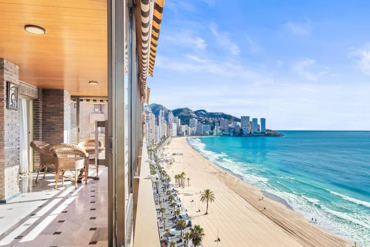 Gran Piso en alquiler anual, en exclusivo edificio en primera línea de playa Levante, Benidorm. photo 0