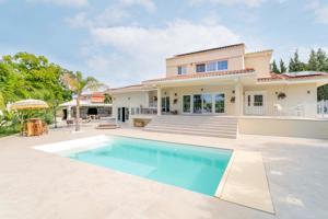Villa de lujo totalmente reformada con calidades en zona privilegiada de Benidorm. photo 0