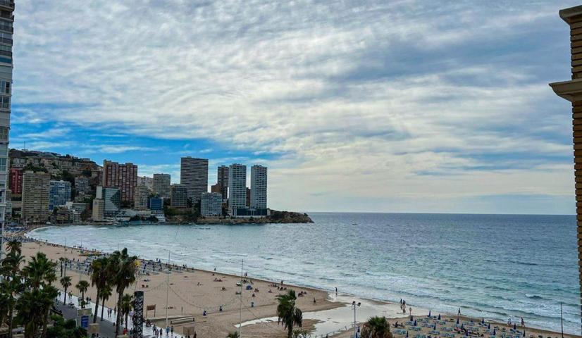 Amplio piso de esquina con gran terraza y vistas al mar en 1 linea playa Levante. photo 0