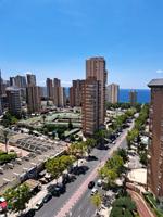 Amplio piso con 4 dormitorios y vistas al mar y Benidorm en zona Levante. photo 0