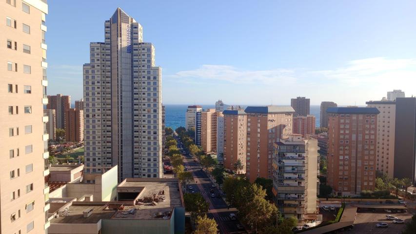 Amplio piso semireformado con vistas al mar y Benidorm. photo 0