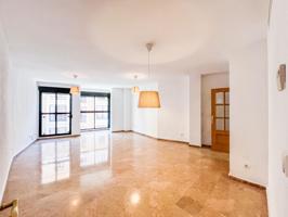 Vive en el centro: piso en alquiler en Gran Vía Germanías photo 0