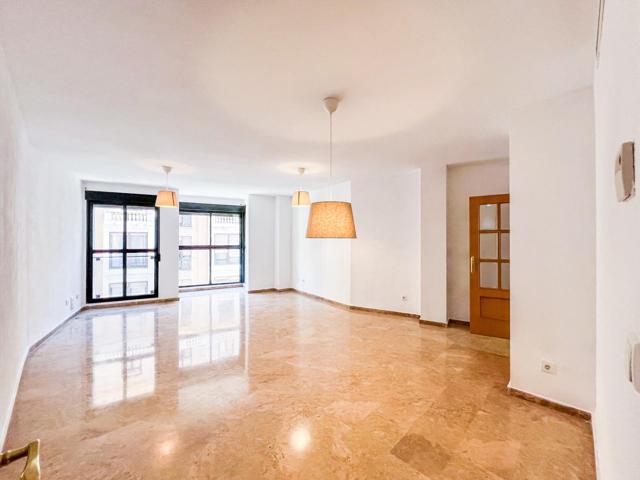 Vive en el centro: piso en alquiler en Gran Vía Germanías photo 0